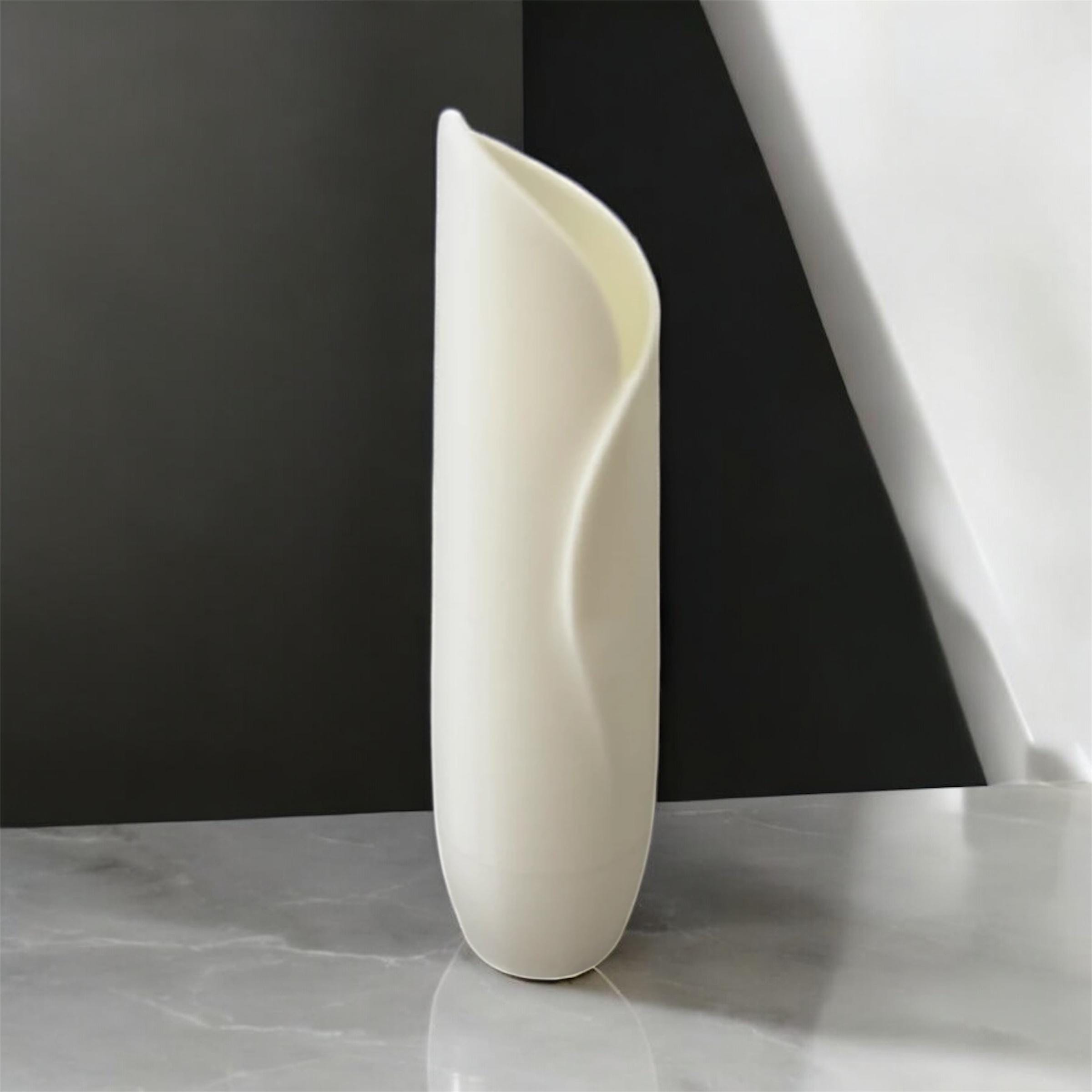 Modern Swirl Vase Minimalist Floral Home Decor Vase Nordic Style Sculpture Vase Contemporary Shelf Accent Gift for Mom Aesthetic Home Decor